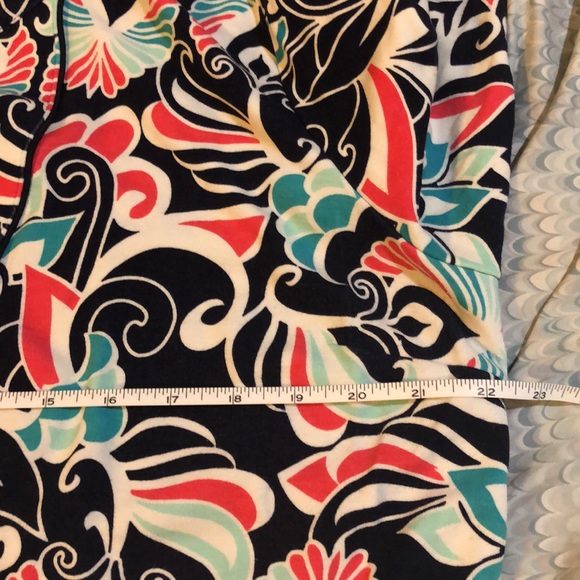 Crown & Ivy/ Petite XL/ Navy Floral V-Neck Shift Dress with 3/4 Length Sleeves - Picture 11 of 12